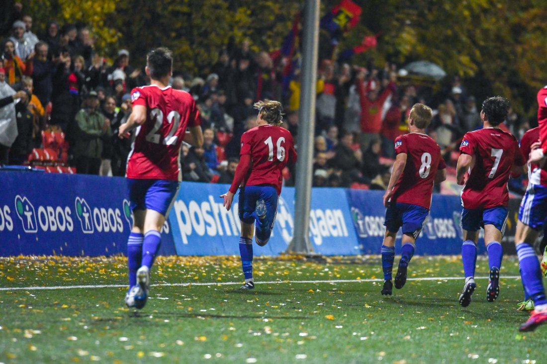 Abel Stensrund har scoret 1-0 på straffe mot Odd 2 på Nordre Åsen. (Foto: Anders Vindegg)