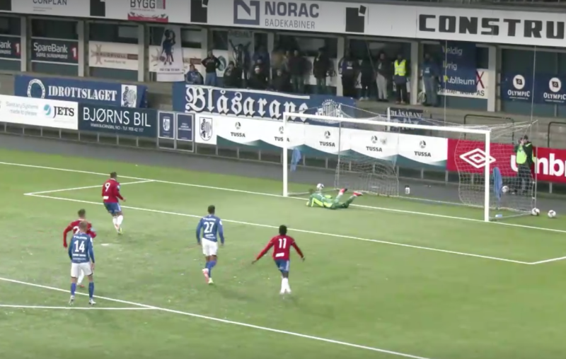 Johnny setter inn 1-1 på straffe.&nbsp;