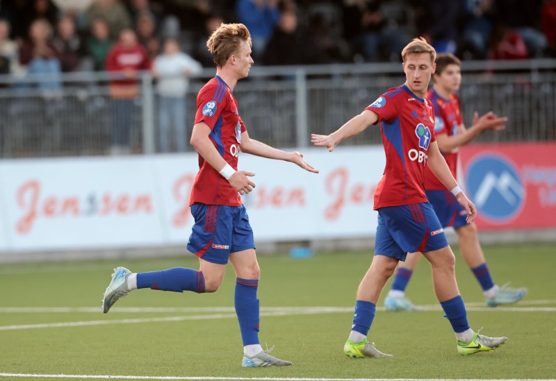 Filip Stensland gratuleres etter reduseringen.