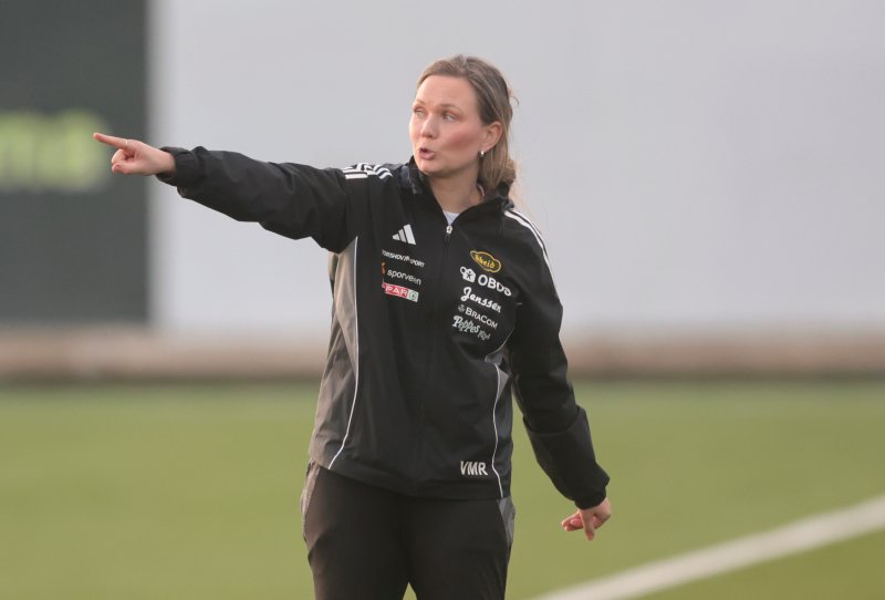 Trener Vilde Rislaa dirigerer.