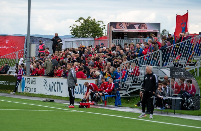 Skeidoksene og Skeids juniorer tok rollen som lagets 12. mann på alvor.