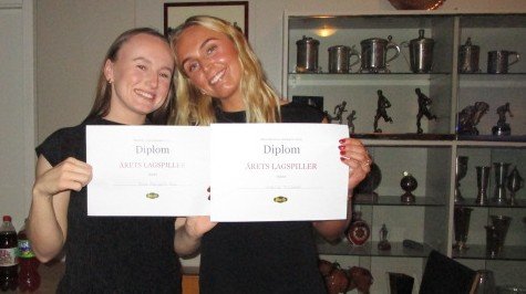 Dina Ødegaard Aas og Andrine Nevstad fikk, som seg hør og bør, dele hedersbeviset, Årets lagspiller.