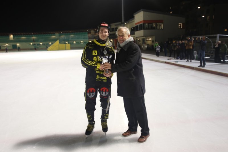 <em>2 x Skeid, da lagets kaptein Truls Skrettingland mottok pokalen som det synlige beviset på opprykket fra Erik Hansen, som har innehatt de fleste posisjoner i Skeid. Nå er han president i Norges Bandyforbund.</em>