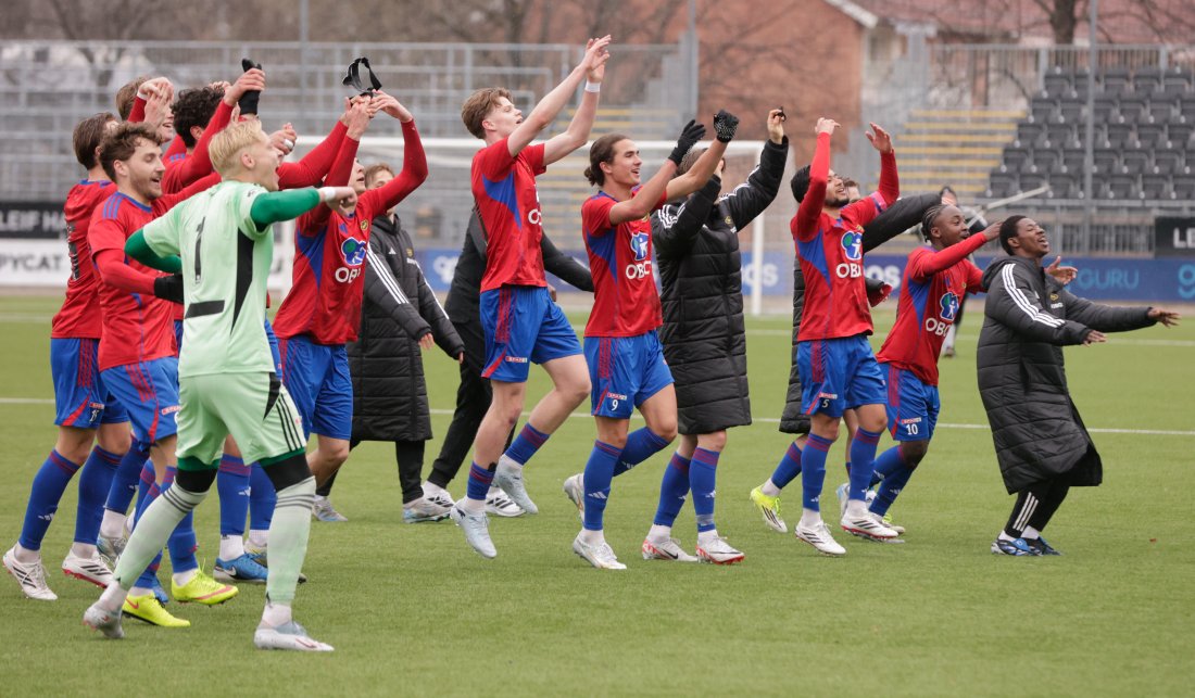 Laget feirer med Oksene etter at seieren er i boks. Foto: Vidar Ruud