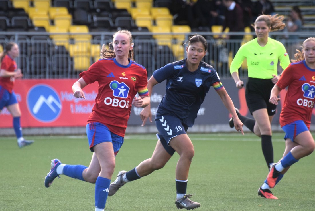 Aldri har vi sett Skeids kaptein Ingrid Dannow Eiken bedre enn mot Kolbotn Elite. Her er hun sammen med Kolbotns kaptein Kanna Matsuhisa.