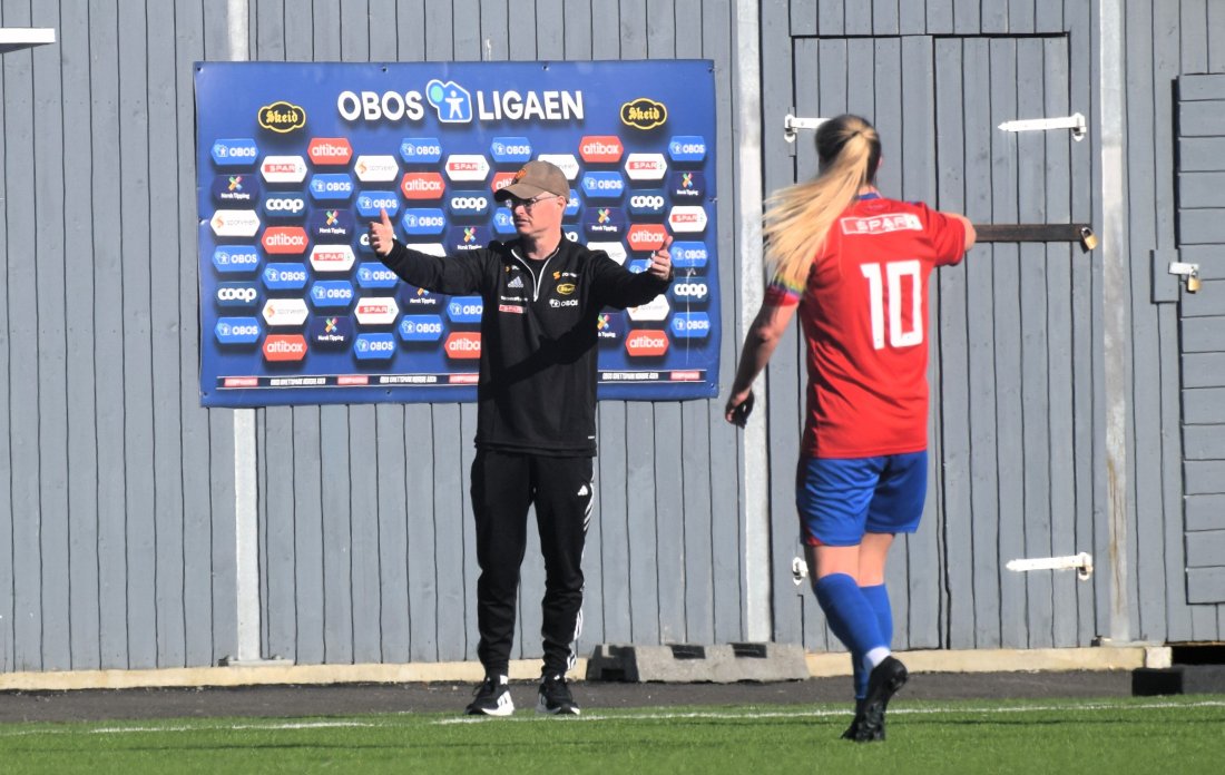 Trener Tommy Johnsen slår oppgitt ut med armene. Dette var en kamp som ble vanskelig.