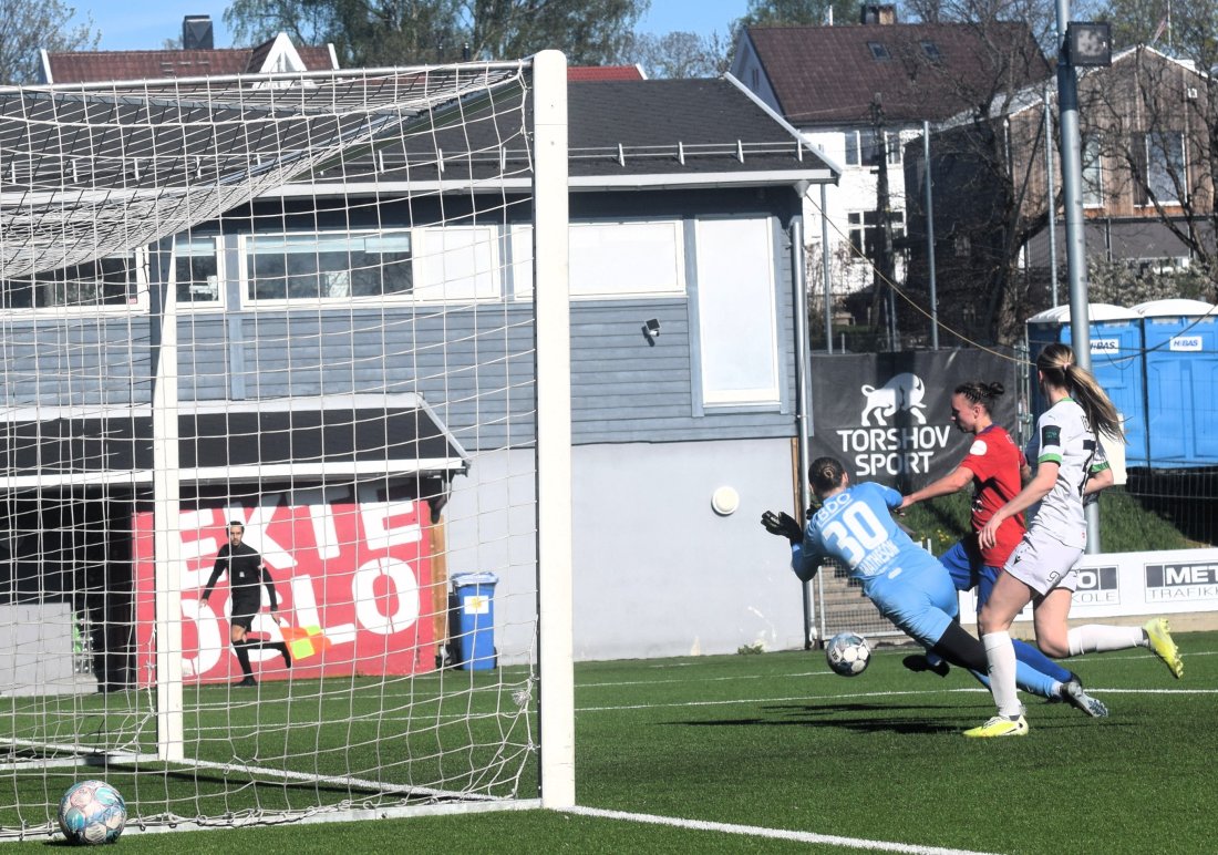 Stine Rød får en fot på ballen, men keeper får dyttet ballen&nbsp;til corner.