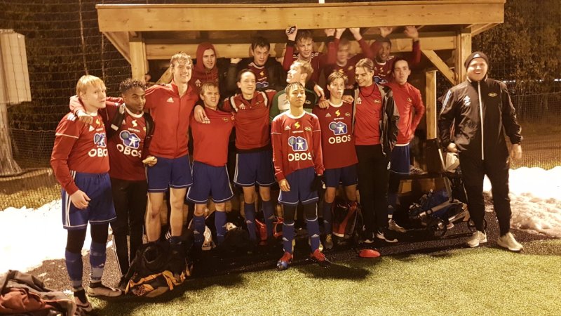 Fornøyde gutter i junior 3 etter en storseier i siste seriekamp