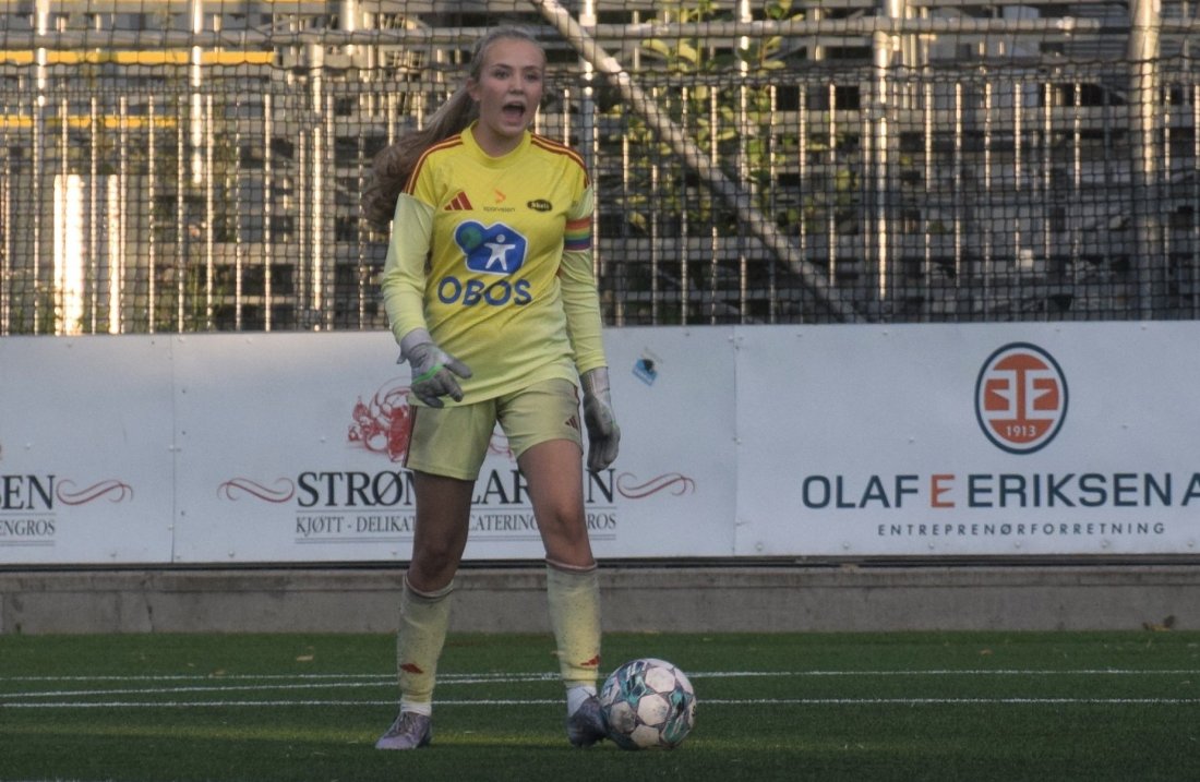 Keeper Vilde Grande Vasset dirigerer laget fra keeperplassen.