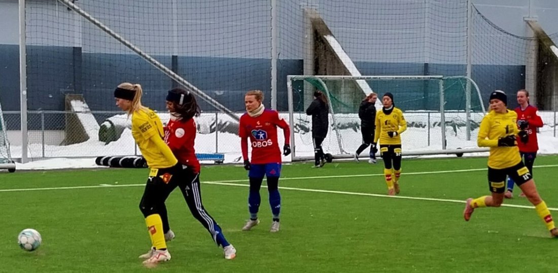 Skeidspillerne (Fra venstre) Silvia R. Røise, Solveig Skattebo og Ingrid Eiken fikk det tøft i mange dueller mot et godt LSK-lag. Foto: Anders Høilund.