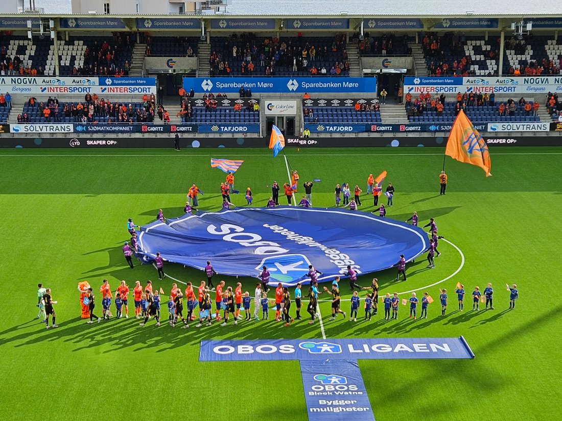 Litt regn og endel sol ga rammene for kampen.