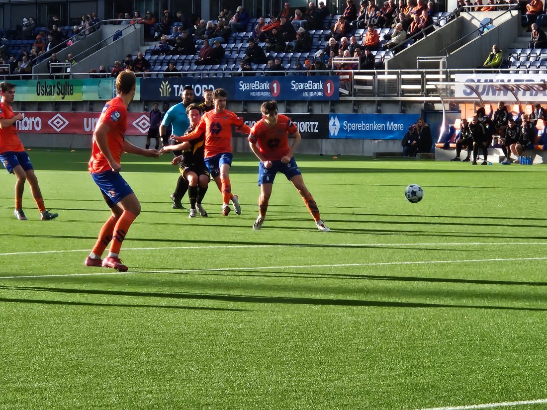 Ødemarksbakken sender avgårde et skudd i trengt posisjon, like utenfor.