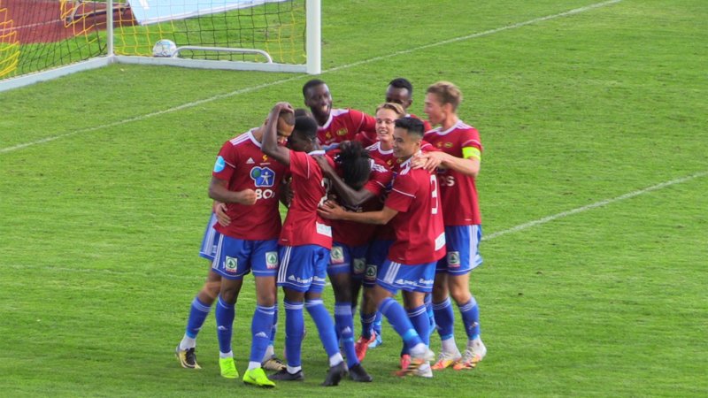 Johnny mottar gratulasjoner etter 2-0-målet.