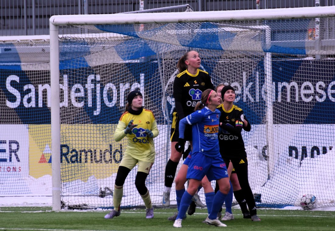 Tøffe Telma Holmen er sjef i luftrommet foran eget mål. Keeper Vilde Grang&nbsp;Vasset og Oline Wik&nbsp;Omland følger spent med. Foto: Sara Flobakk.