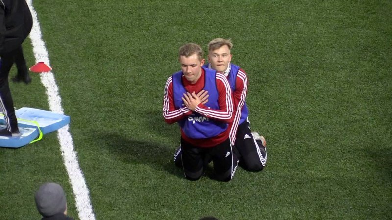 Gabriel og Simen tøyer ut etter endt økt.