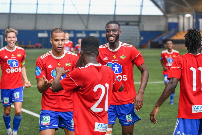 Fredrik Berglie, Johnny Buduson og Matarr Kah kommer for å gratulere Ismaheel etter den første scoringen.