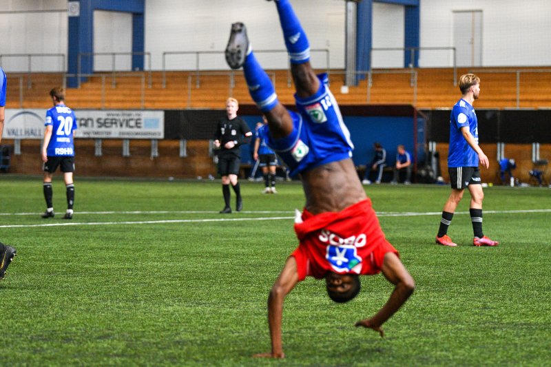 Ismaheel feiret headingen som ga 1-0 med en baklengs salto!