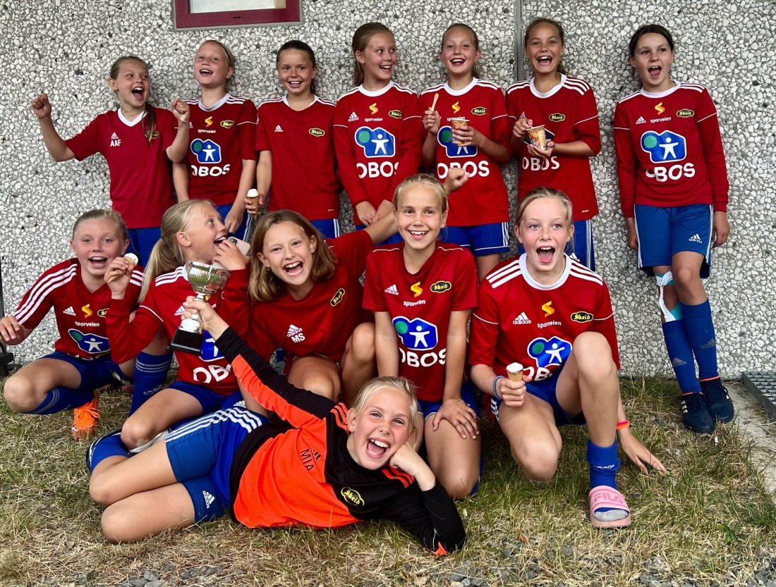 Skeid J11 med pokalen.jpeg