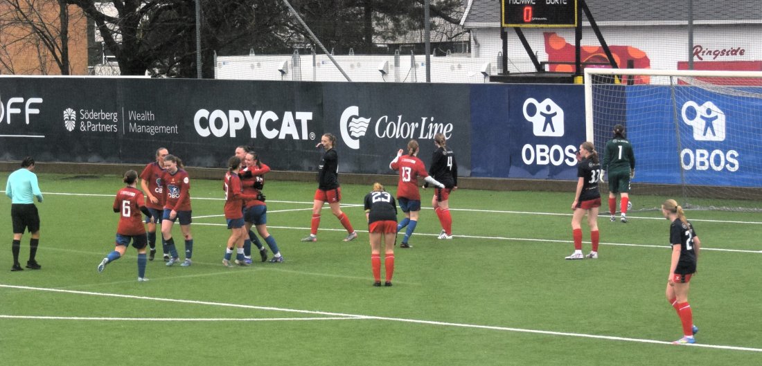 To minutter til full tid. Skeid kan juble over nok en scoring fra Stine Rød.