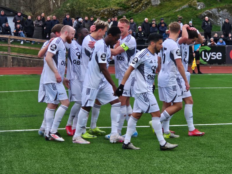 Hoel Andersen gratuleres etter den strålende 2-0-gållen. Foto: S.E.L.