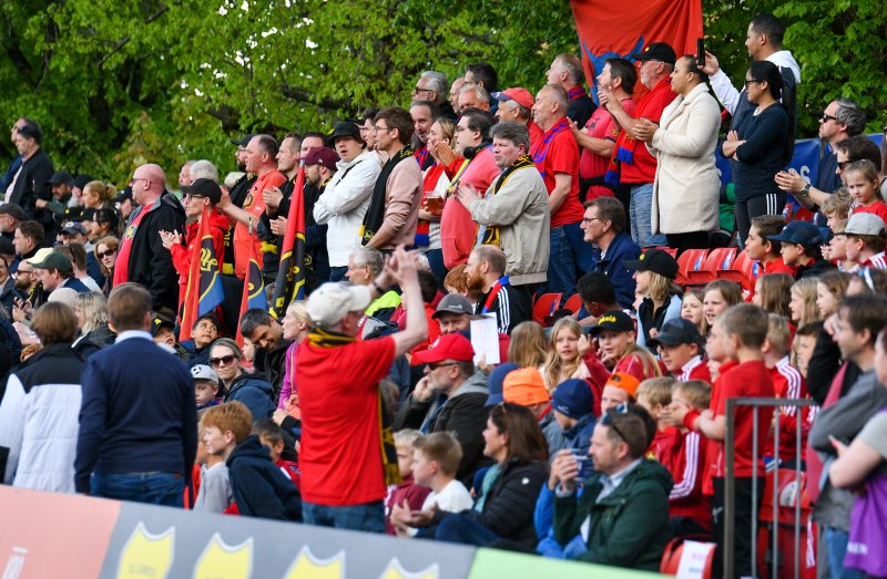 Skeidoksene og elever fra Sinsen skole lagde liv, og vant tribunekampen suverent.