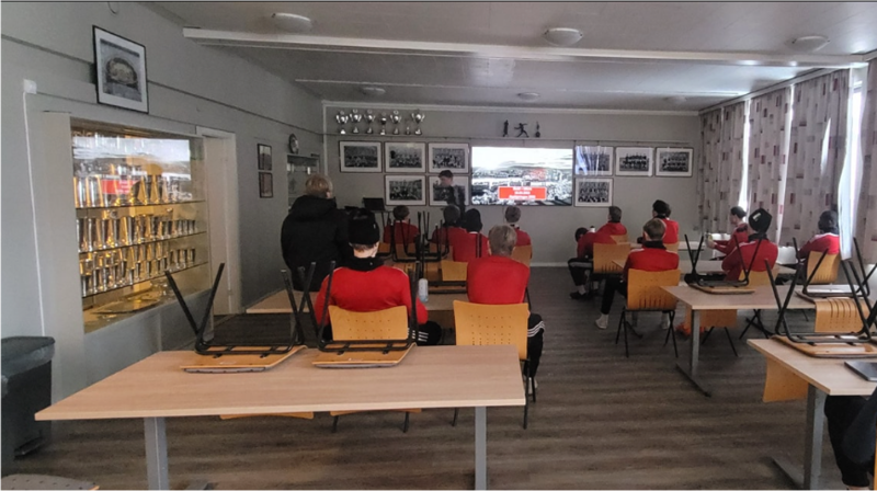 Fasilitetene er allerede i bruk. Her har Skeid 2 analysemøte før trening.