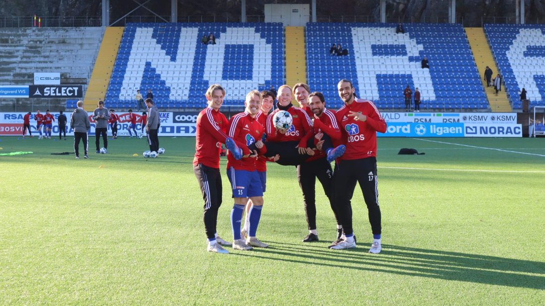 Stian spilte sin siste match i kvalikkampen mot Arendal i høst. Her bæres han på gullstol. (Foto: Pål Karstensen/Dagsavisen)