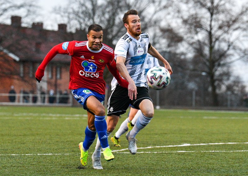 Toppscorer Johnny Buduson får ikke ballen mellom stengene mot Asker.