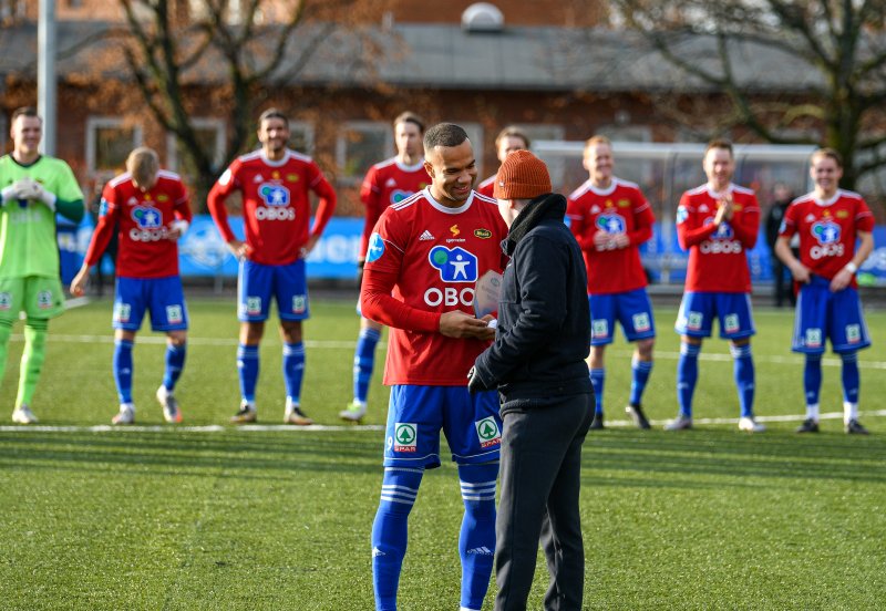 Johnny Buduson ble kåret til årets supporterspiller av Skeidoksene før kampstart.