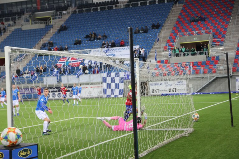 Johnny Buduson header inn 1-0.