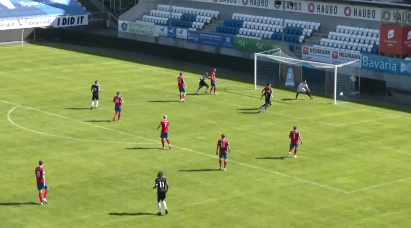 Johnny Buduson, i midten øverst, header innlegget fra Hickson (nr. 11) i mål.