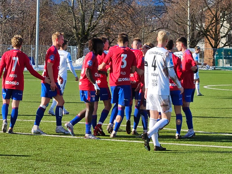 Kristoffer Hoven har nettopp gitt oss ledelsen, og gratuleres av Flo & co.