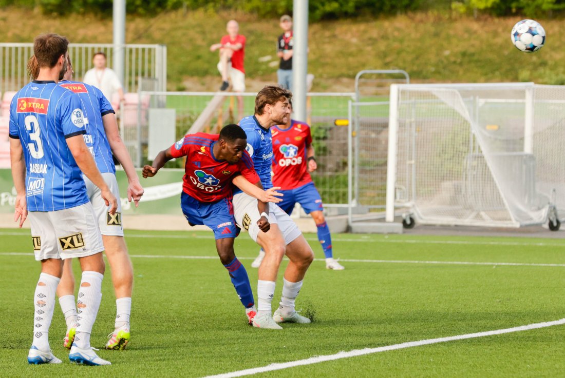 Ousmane Dillo Toure får headingen på mål, men Ranheims keeper får opp hendene og redder