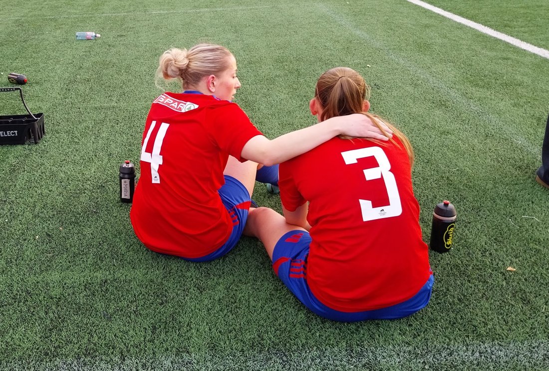 De vinner sammen, og de taper sammen. Skeid kvinner har en flott lagkultur. Her gir Maria Erland og Thelma Holmen hverandre trøst etter at opprykksdrømmen ble knust på siste hinder.
