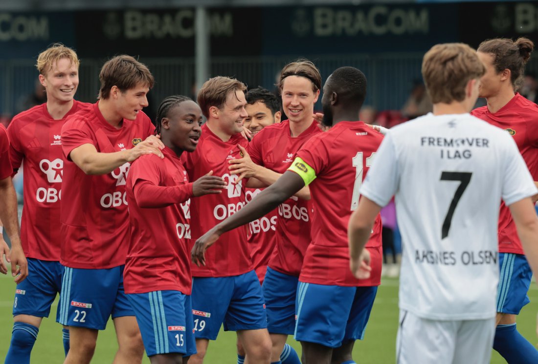 Tobias Myhre (i midten) scorer allerede før minuttet er gått.