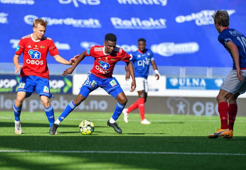 Taofeek forsøker seg, med Simen Hestnes som tilskuer.