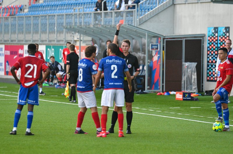 VIFs Amin Nouri vises ut på slutten av kampen.