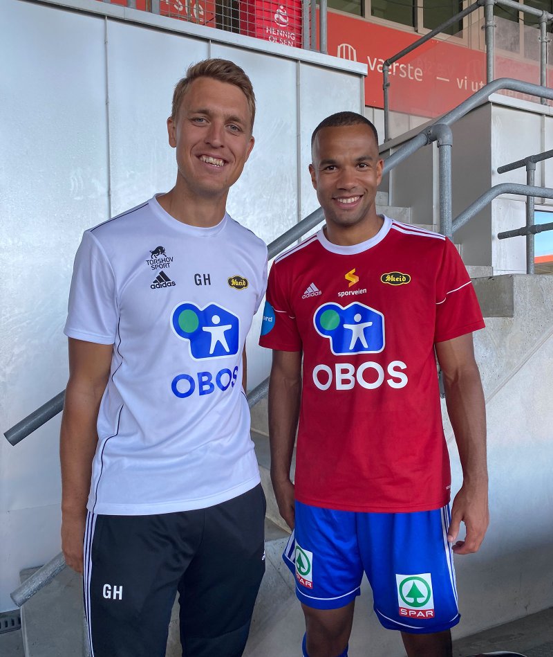 Gard Holme og Johnny Buduson smiler tappert etter et surt 2-1-tap mot FFK.
