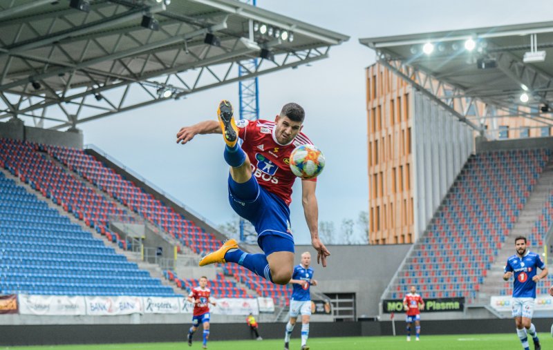 David Tavakoli i full strekk.