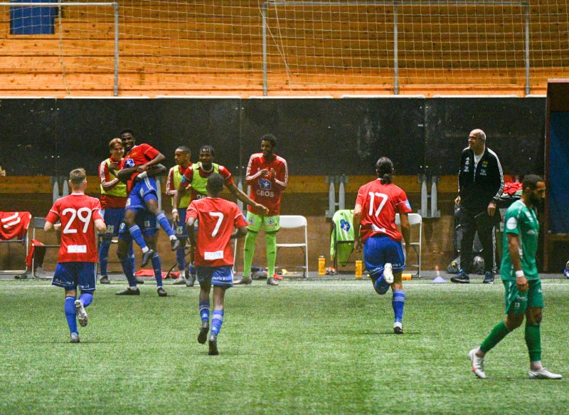 Innbytterbenken var tydelig fornøyde med scoringen til Ismaheel.