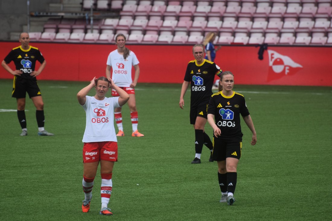 På slutten lå flere av hjemmelagets spillere nede med krampe. Thelma holmen, Andrine Nevstad og Anna Vågen løper mer enn alle , men holder seg oppegående.