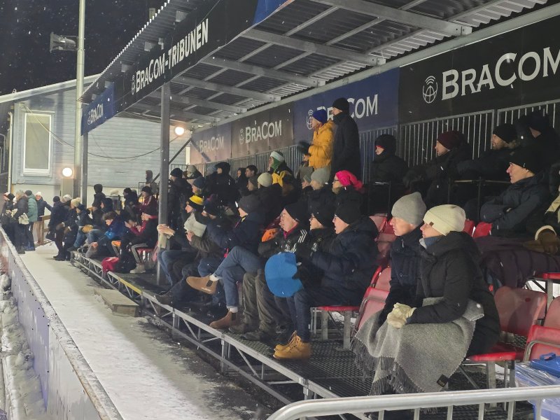 Folksomt på BraCom-tribunen.