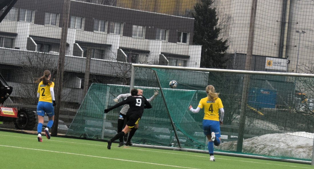 Stine Rød avgjør kampen med en kanonscoring. (Foto: Cornelia V Mæhlum)