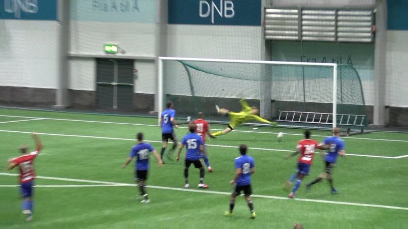 David Hickson setter inn 1-0 via en forsvarer.