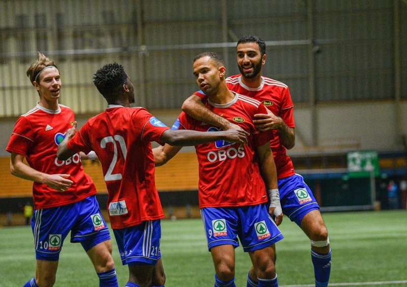 Johnny Buduson blir matchvinner, til glede for lagkameratene.