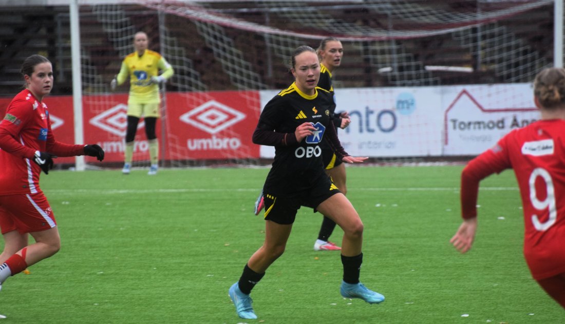Caroline Hanssen-Gangnes og Mia Nilsen har kontroll på Kongsvinger. I Bakgrunnen keeper Hennie Grande Vasset.