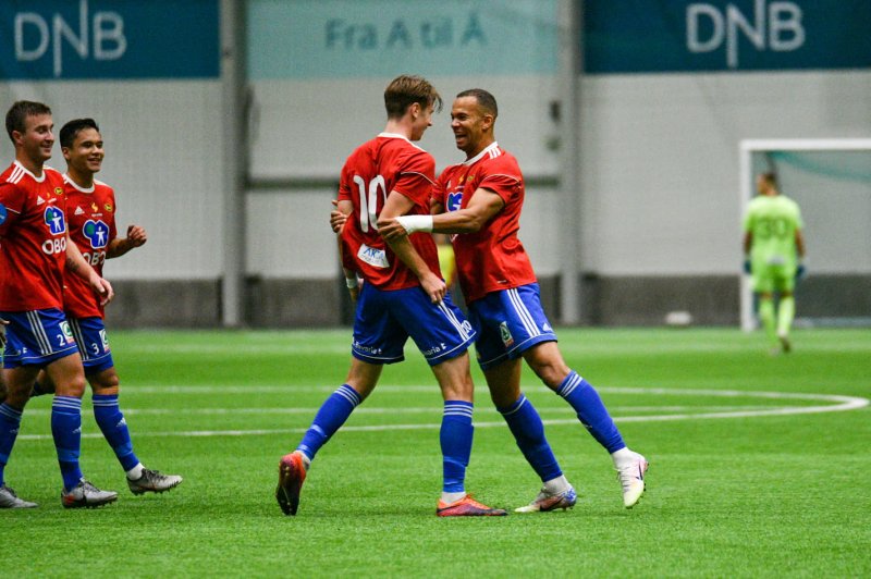 Felix Anthonessen har fått sin første nettkjenning på A-laget, og gratuleres av kampens matchvinner, Johnny Buduson!