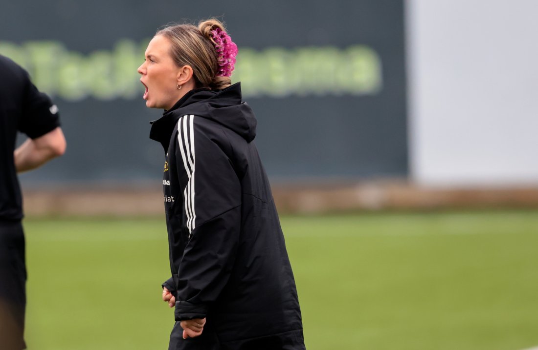 Vilde Rislaa gir instrukser på sidelinja.