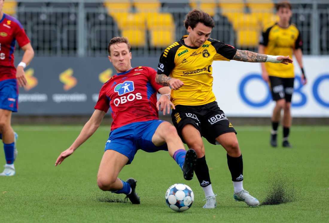 Adnan Hadzic i duell med en Mossespiller.