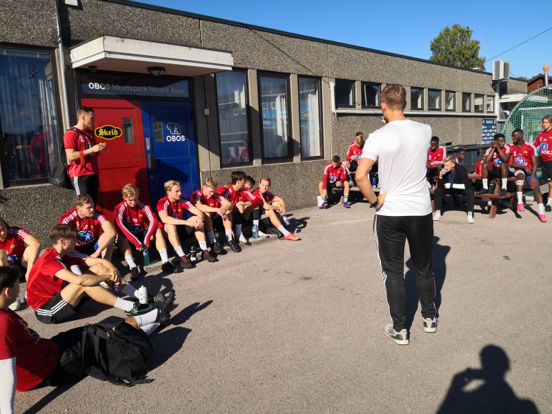 Spillermøte i det fri før økt på gressbanen